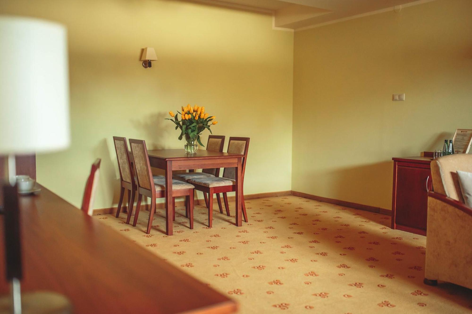 Hotel Rycerski Челядзь Экстерьер фото