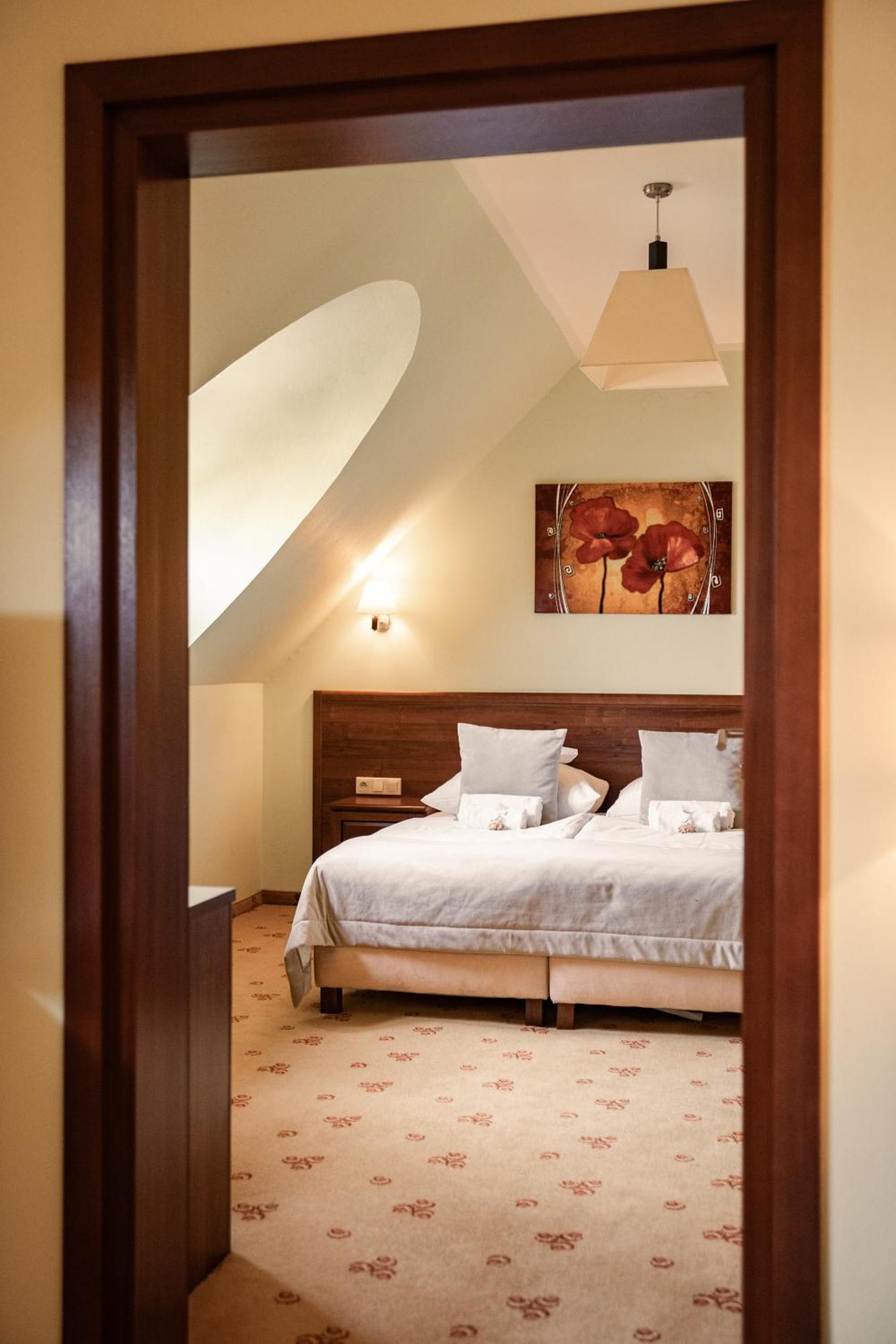 Hotel Rycerski Челядзь Экстерьер фото