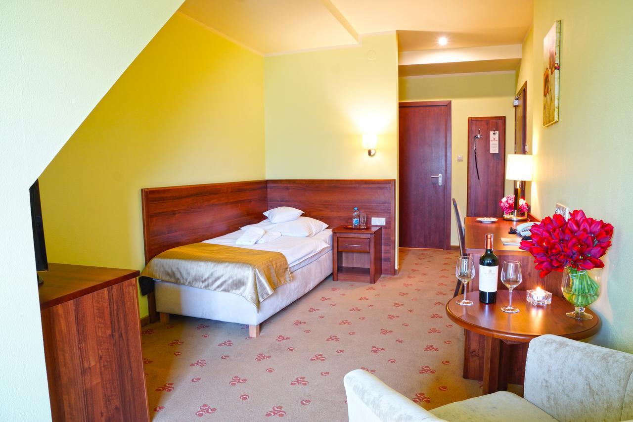 Hotel Rycerski Челядзь Экстерьер фото